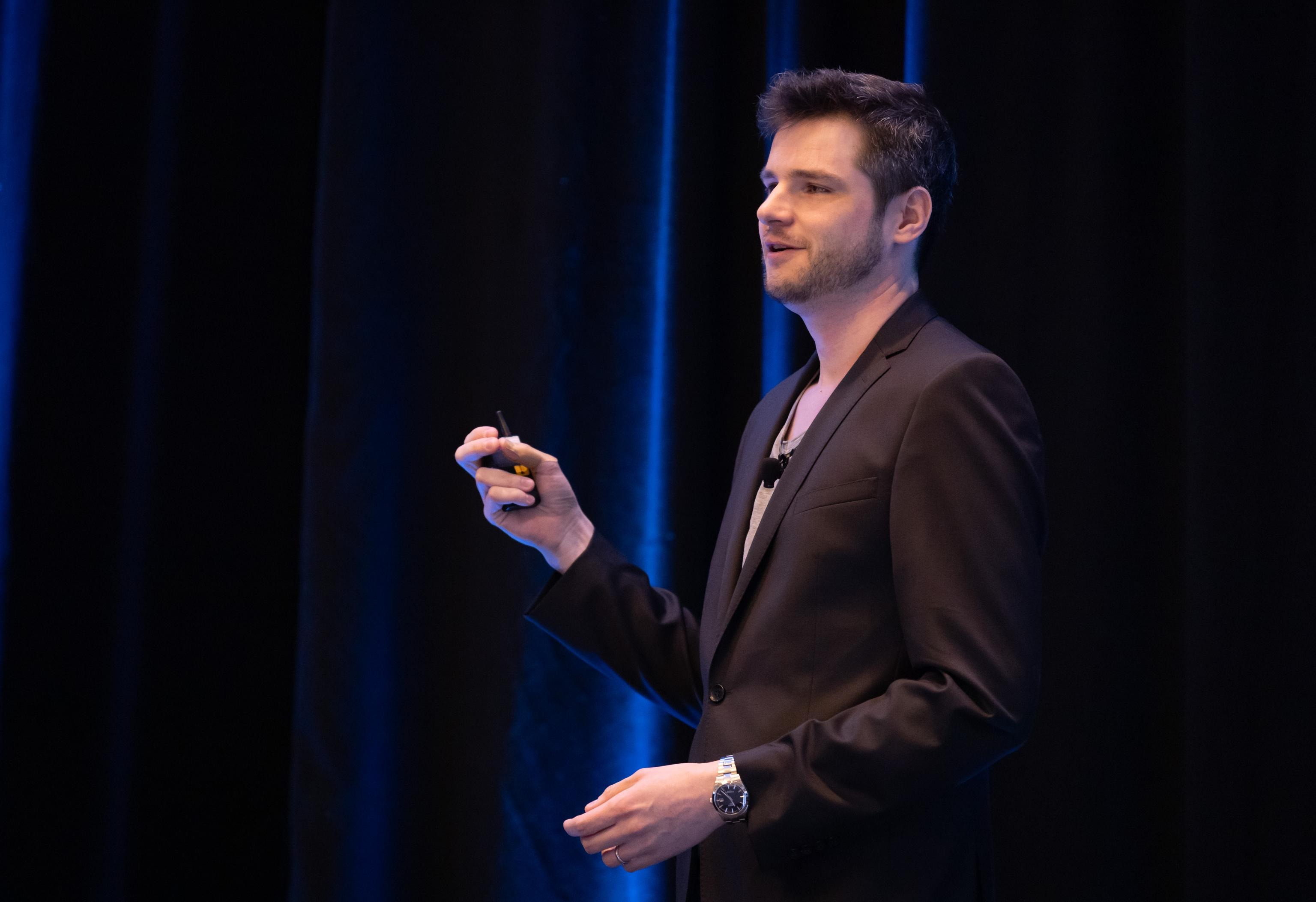 Dr. Markus Zoppelt speaking on stage